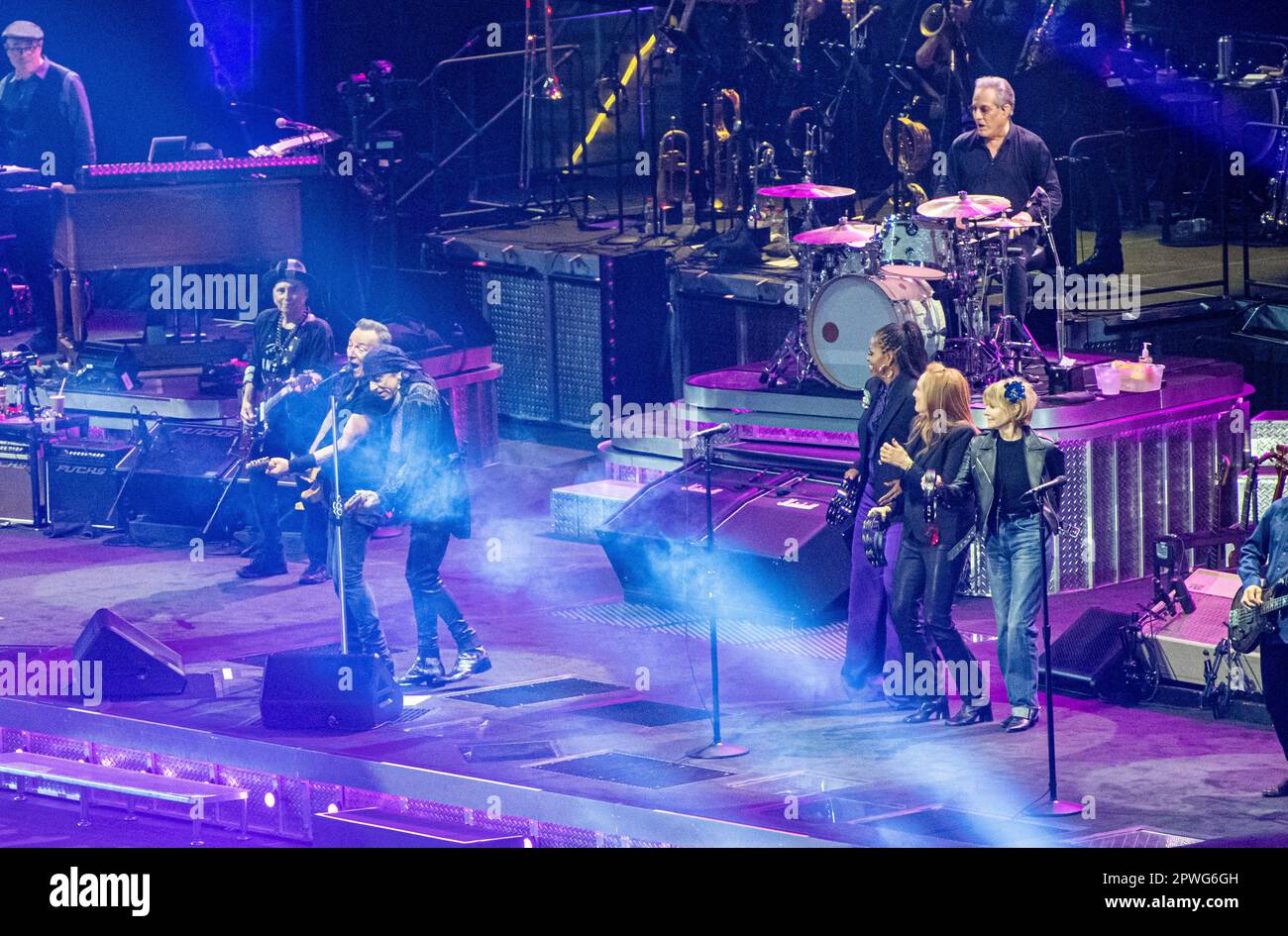 BARCELONA, SPANIEN - 28. APRIL, Bruce Springsteen, tritt auf der Bühne der Estadi Olimpic auf, dem ersten Konzert seiner Europatour. Michelle Obama und Kate Capshaw begleiten Patti Scialfa am 28. April 2023 in Barcelona, Spanien. Stockfoto