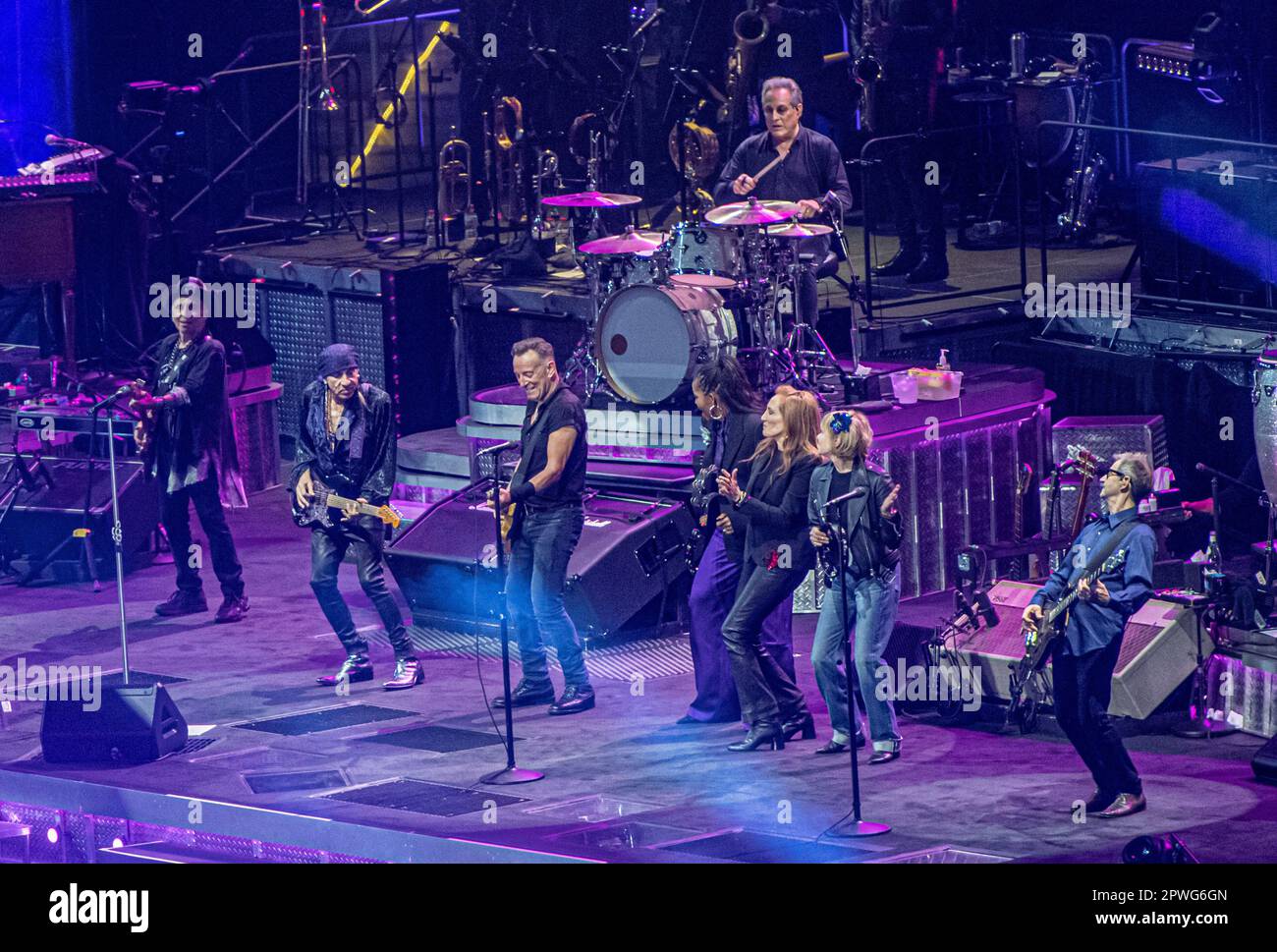 BARCELONA, SPANIEN - 28. APRIL, Bruce Springsteen, tritt auf der Bühne der Estadi Olimpic auf, dem ersten Konzert seiner Europatour. Michelle Obama und Kate Capshaw begleiten Patti Scialfa am 28. April 2023 in Barcelona, Spanien. Stockfoto