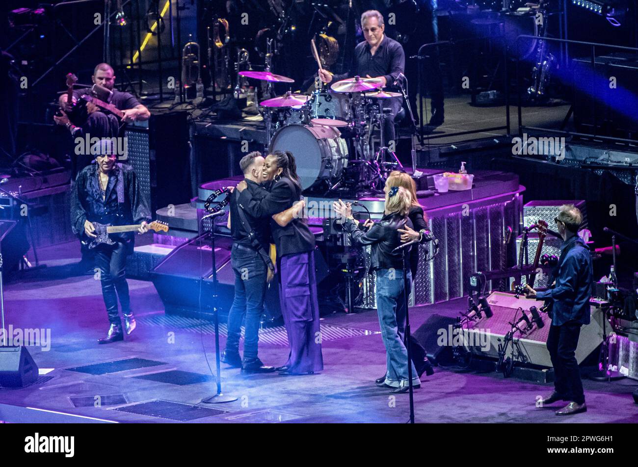 BARCELONA, SPANIEN - 28. APRIL, Bruce Springsteen, tritt auf der Bühne der Estadi Olimpic auf, dem ersten Konzert seiner Europatour. Michelle Obama und Kate Capshaw begleiten Patti Scialfa am 28. April 2023 in Barcelona, Spanien. Stockfoto