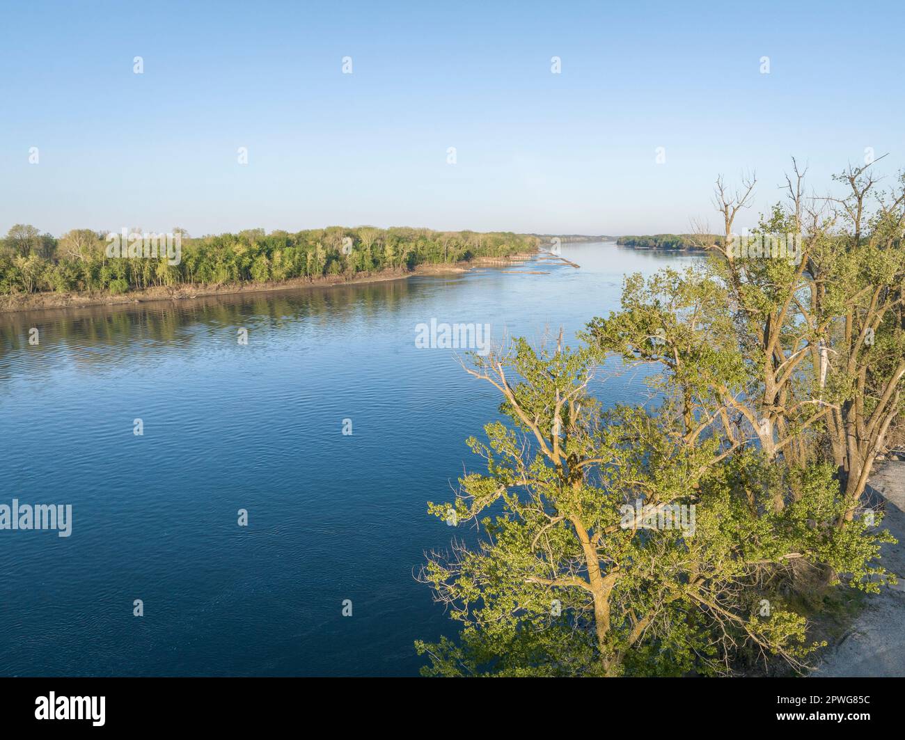 Frühlingssonnenaufgang über dem Missouri River bei Dalton Bottoms - Luftaufnahme Stockfoto