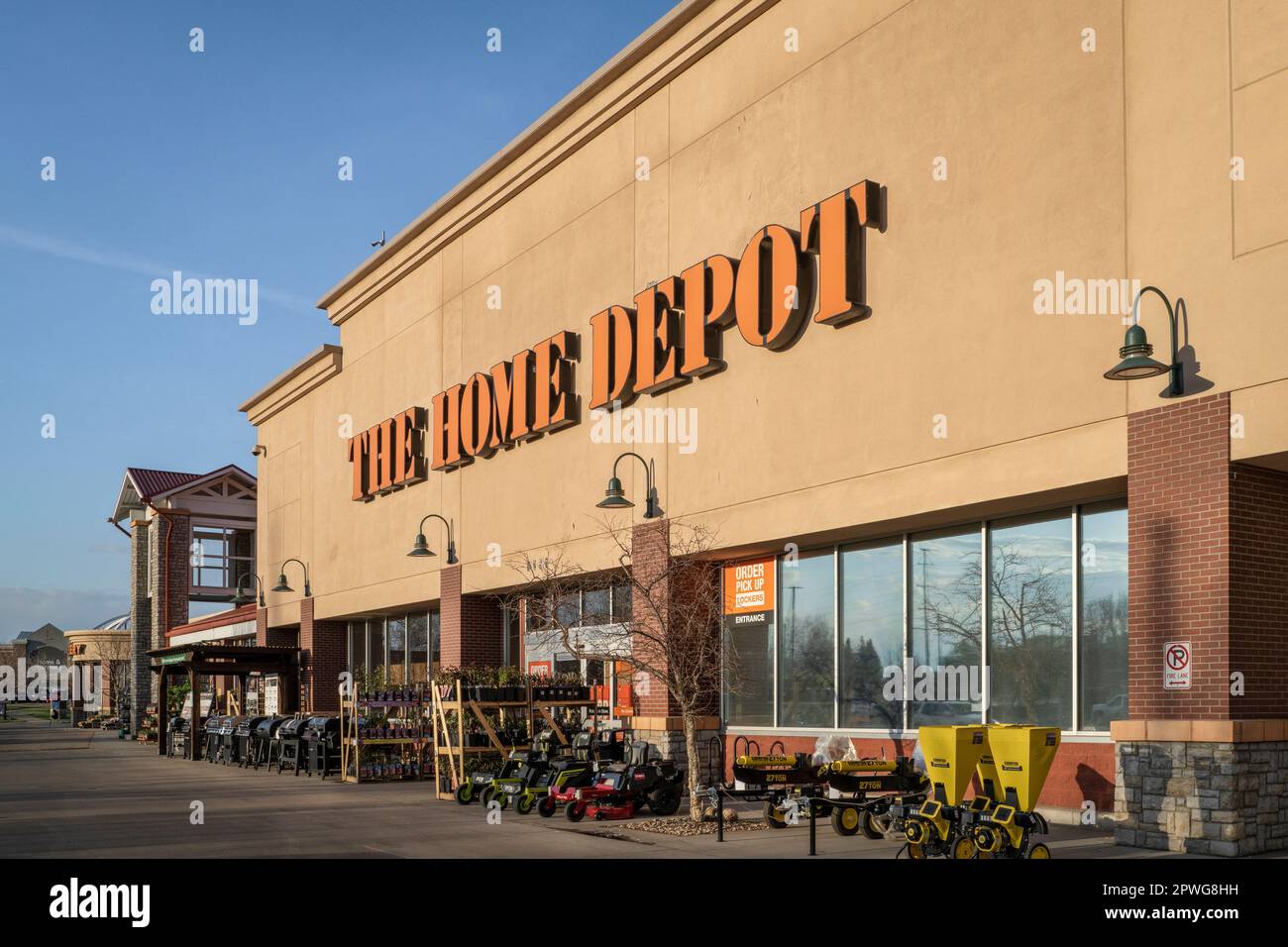 Fort Collins, CO, USA - 26. April 2023: Eingangsschild für das Home Depot, den größten Einzelhändler für Heimwerkerbedarf in den USA. Stockfoto