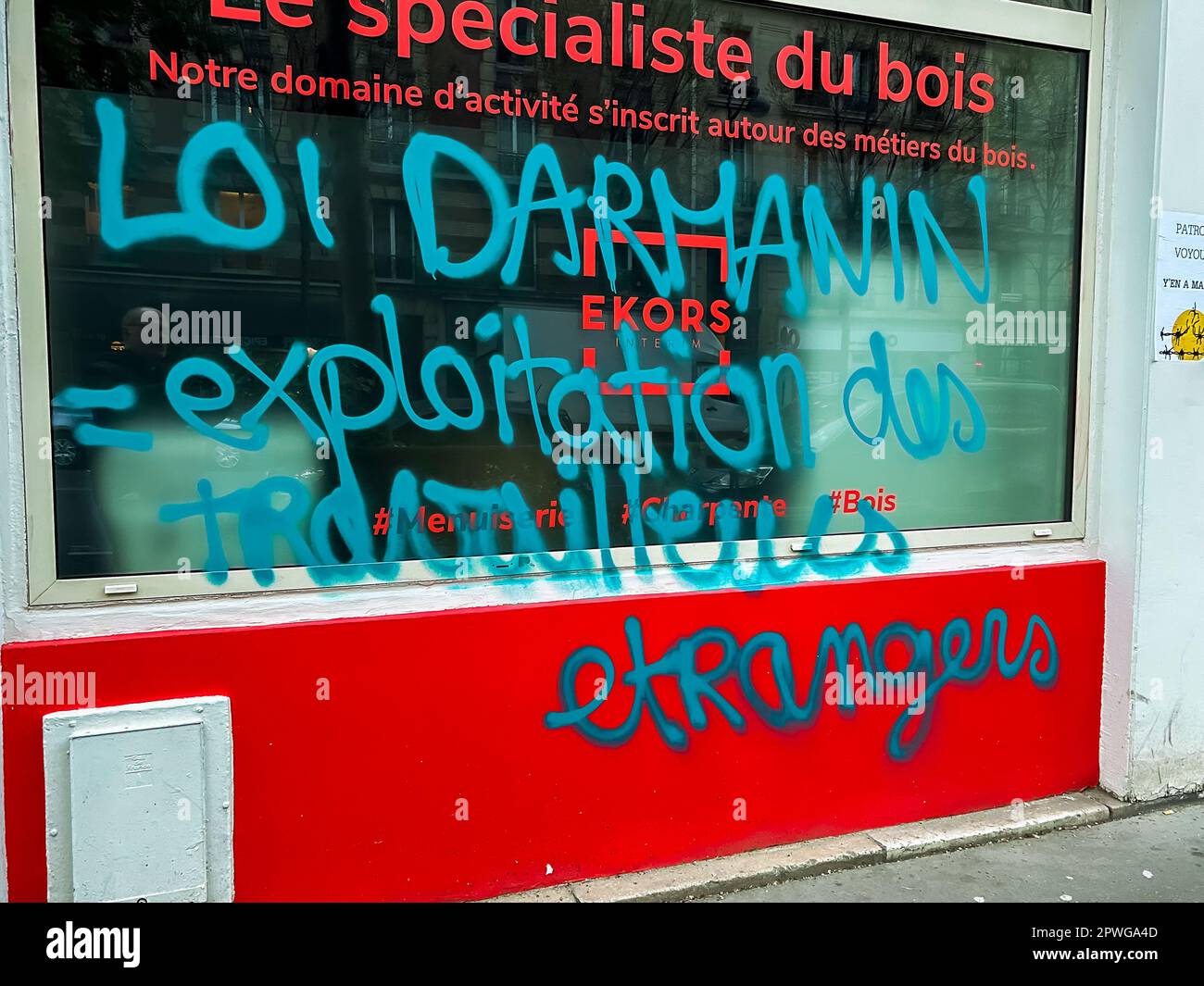 Paris, Frankreich, Street Graffitti on Shop Front (nahe Place de la Nation), Against French Govenment anti-Immigration Politics, Paris Protest, 2023 Stockfoto