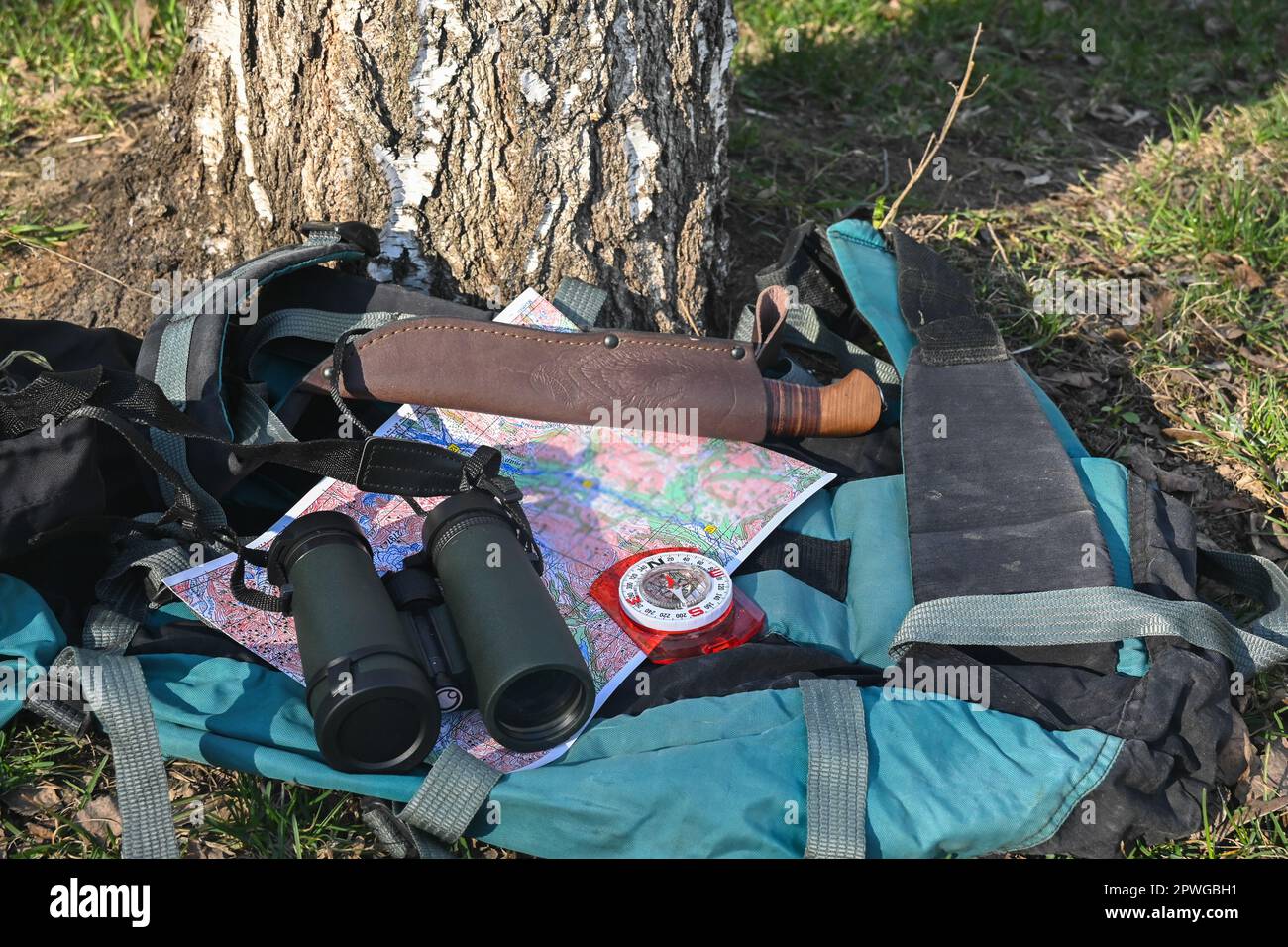 Ausrüstung für Buschfahrzeuge. Gegenstände, die für das Überleben in der Wildnis notwendig sind. Stockfoto