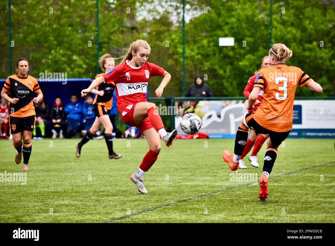 Teesside, Großbritannien. 30. April 2023. Alex Pennock von Middlesbrough spielte den FC Middlesbrough Women in der FA Women's National League Division One North gegen den FC Hull City Ladies. Die Besucher gewannen 0-4 im Map Group UK Stadium in Stockton-on-Tees in ihrem letzten Spiel der Saison. Die Ergebnisse anderswo sorgten dafür, dass Middlesbrough eine Abwanderung verhinderte. Kredit: Teesside Snapper/Alamy Live News Stockfoto