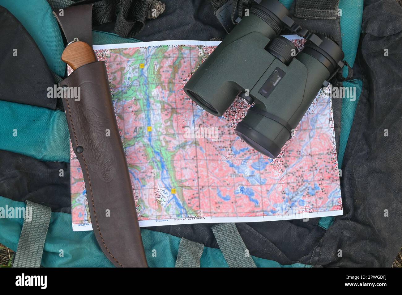 Ausrüstung für Buschfahrzeuge. Gegenstände, die für das Überleben in der Wildnis notwendig sind. Stockfoto