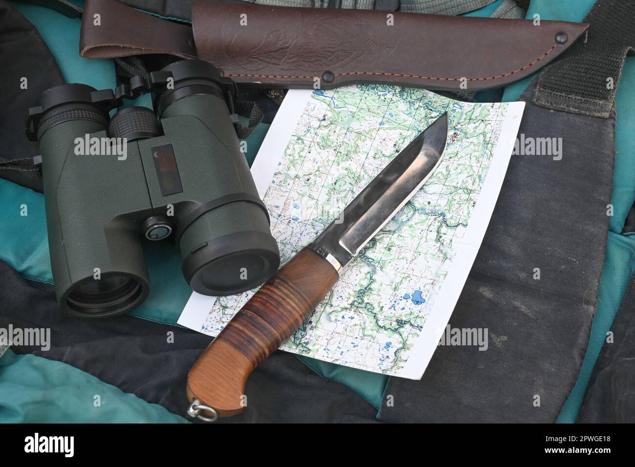 Ausrüstung für Buschfahrzeuge. Gegenstände, die für das Überleben in der Wildnis notwendig sind. Stockfoto