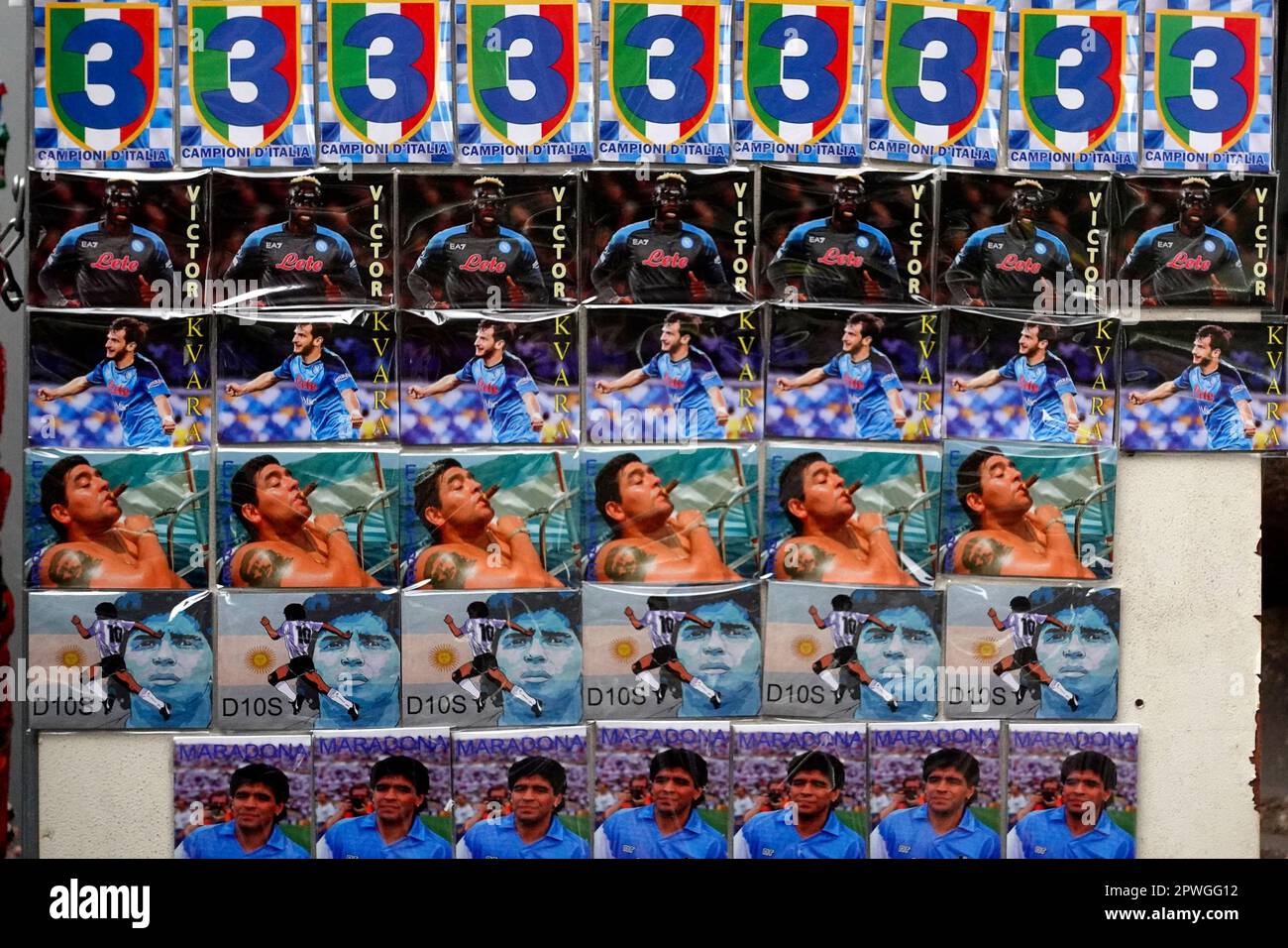 Neapel, Italien. 30. April 2023. Pins of Scudetto, Chvicha Kvaratskhelia, Victor Osimhen und Diego Armando Maradona zum Verkauf in Neapel, Italien, am 30. April 2023. Nach der Kombination der Ergebnisse des heutigen Ligatags wird Neapel noch ein oder zwei weitere Spieltage warten müssen, um seinen dritten Scudetto zu feiern. Kredit: Insidefoto di andrea staccioli/Alamy Live News Stockfoto