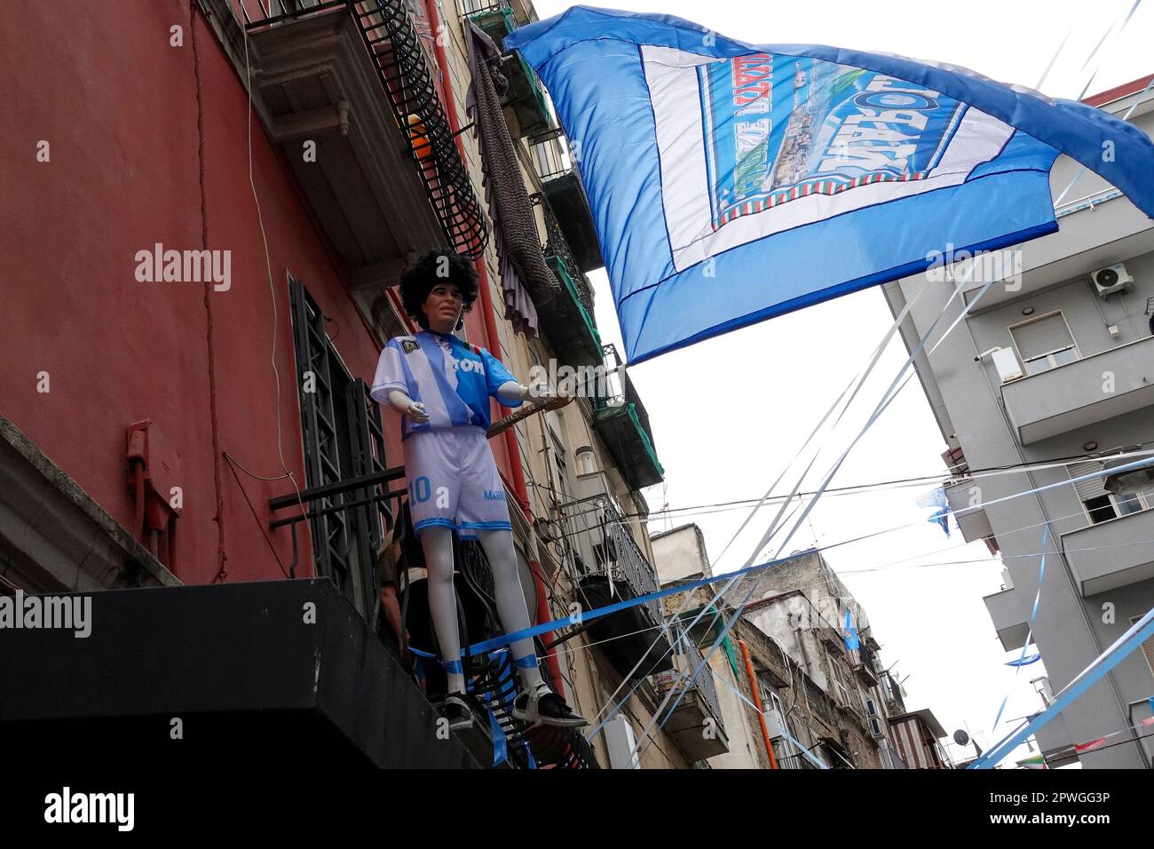 Neapel, Italien. 30. April 2023. Eine Schaufensterpuppe in Anlehnung an Diego Armando Maradona mit einer Flagge auf einem Balkon in Neapel (Italien), 30. April 2023. Nach der Kombination der Ergebnisse des heutigen Meisterschaftstages muss Neapel ein oder zwei weitere Spieltage warten, um seinen dritten Scudetto Credit zu feiern: Insidefoto di andrea staccioli/Alamy Live News Stockfoto