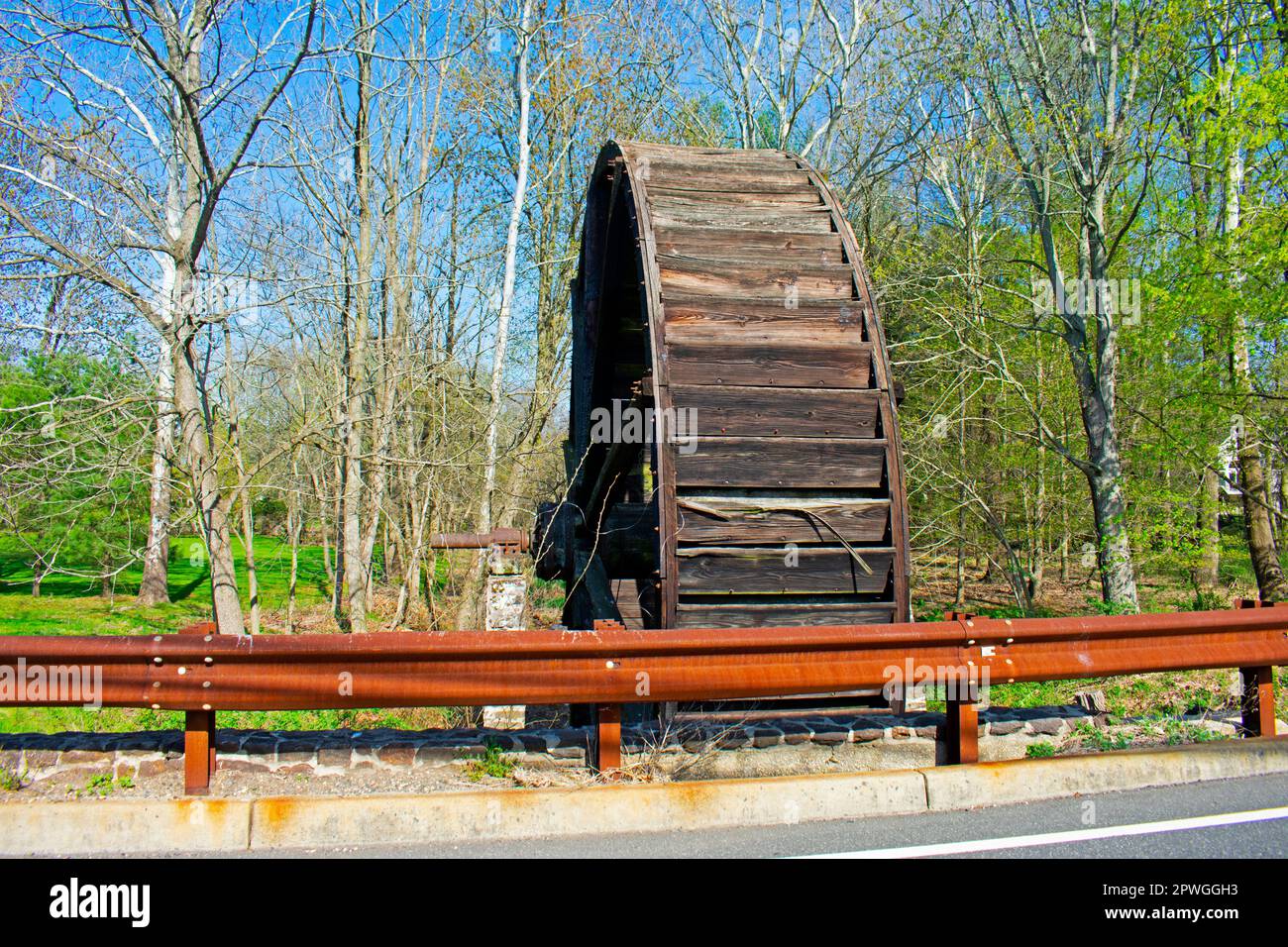 Altes Wasserrad mit Anzeichen von Defekten, am Straßenrand in Colts Neck, New Jersey-02 Stockfoto