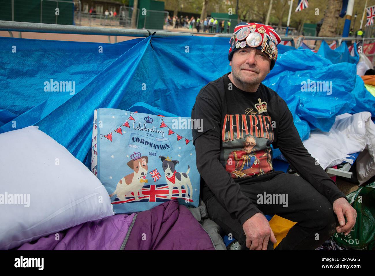 London, Großbritannien. 30. April 2023. Der Royal Superfan John Loughrey ist bereit für die Krönung von König Karl III. Und Königin Camilla. Weniger als eine Woche vor dem großen Ereignis haben er und seine Freunde ein Camp in der Mall eingerichtet, von wo aus sie die Prozession am 6. Mai 2023 beobachten werden. Kredit: Kiki Streitberger/Alamy Live News Stockfoto