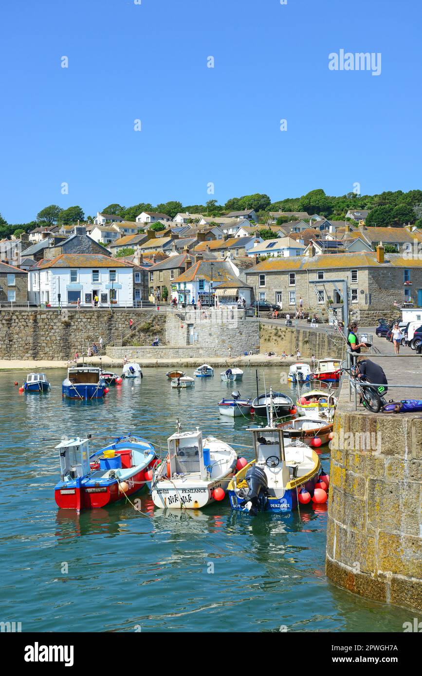 Blick auf den Hafen, Mousehole, Cornwall, England, Vereinigtes Königreich Stockfoto