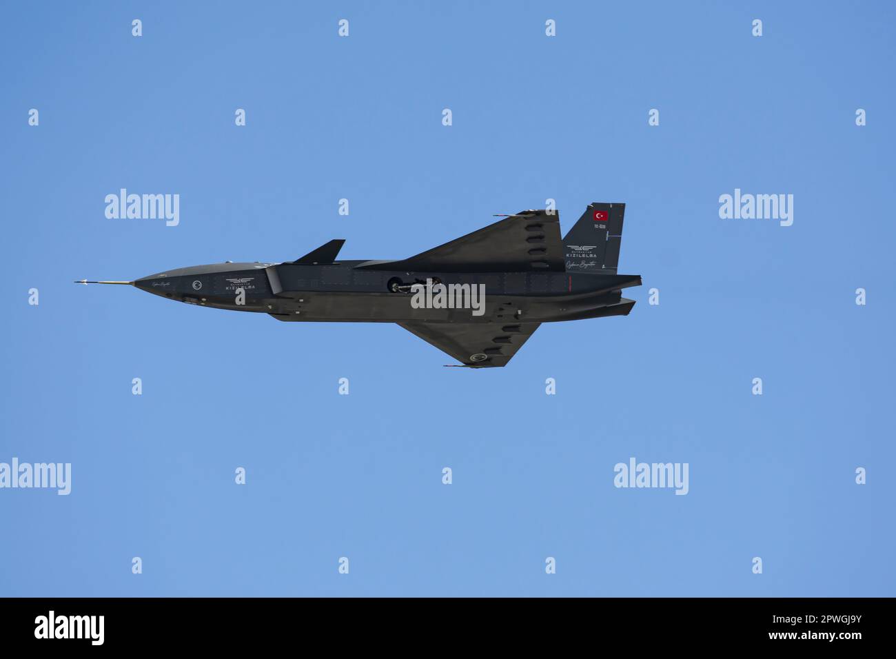 Baykar Bayraktar KIZILELMA türkischer unbemannter Kampfflugzeug während des Fluges auf dem Teknofest 2023 Istanbul Turkiye 29.04.20223 Stockfoto