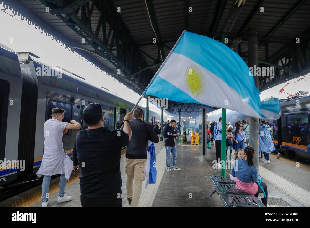 Neapel, Italien. 2023. April 30., Neapel, Italien - Unterstützer mit argentinischer Flagge im Bahnhof vor dem Maradona Stadion Credit: Marco Ciccolella/Alamy Live News Stockfoto