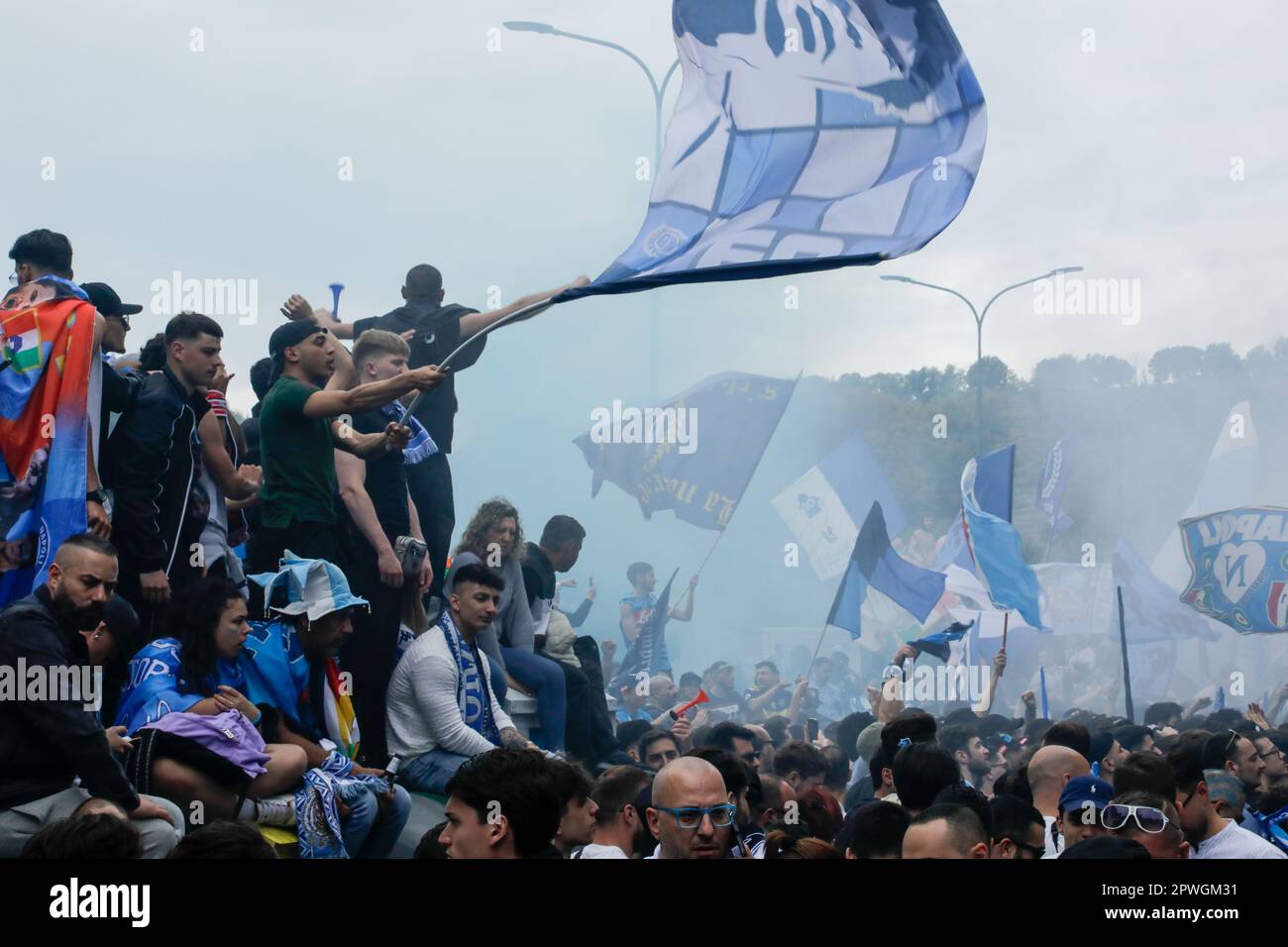 Neapel, Italien. 2023. April 30., Neapel, Italien - die ganze Stadt wartet auf das Spiel mit Salernitana, um zu wissen, ob sie die italienische Meisterschaft gewinnen werden. Das Spiel hat 1-1 beendet und die Party wartet auf das nächste Mal. Kredit: Marco Ciccolella/Alamy Live News Stockfoto