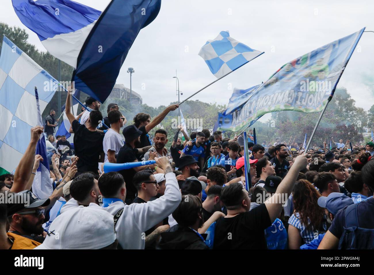 Neapel, Italien. 2023. April 30., Neapel, Italien - die ganze Stadt wartet auf das Spiel mit Salernitana, um zu wissen, ob sie die italienische Meisterschaft gewinnen werden. Das Spiel hat 1-1 beendet und die Party wartet auf das nächste Mal. Kredit: Marco Ciccolella/Alamy Live News Stockfoto