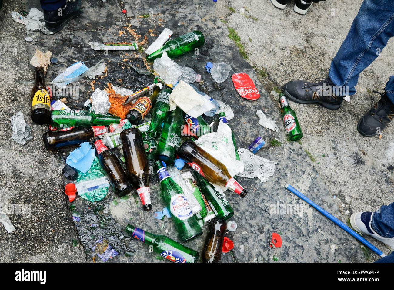 Neapel, Italien. 2023. April 30., Neapel, Italien - Müll, Lebensmittel, Glasflaschen und Plastik sind die Abfälle, die nach der Party übrig bleiben. Kredit: Marco Ciccolella/Alamy Live News Stockfoto