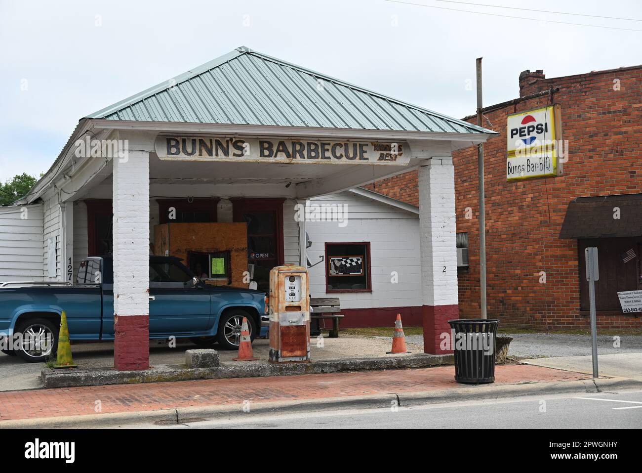 Bunn's Barbecue in Windsor, North Carolina, dient der Gemeinde seit 1938 und überlebt die Überschwemmung durch zwei Hurrikane und die Covid-Pandemie. Stockfoto