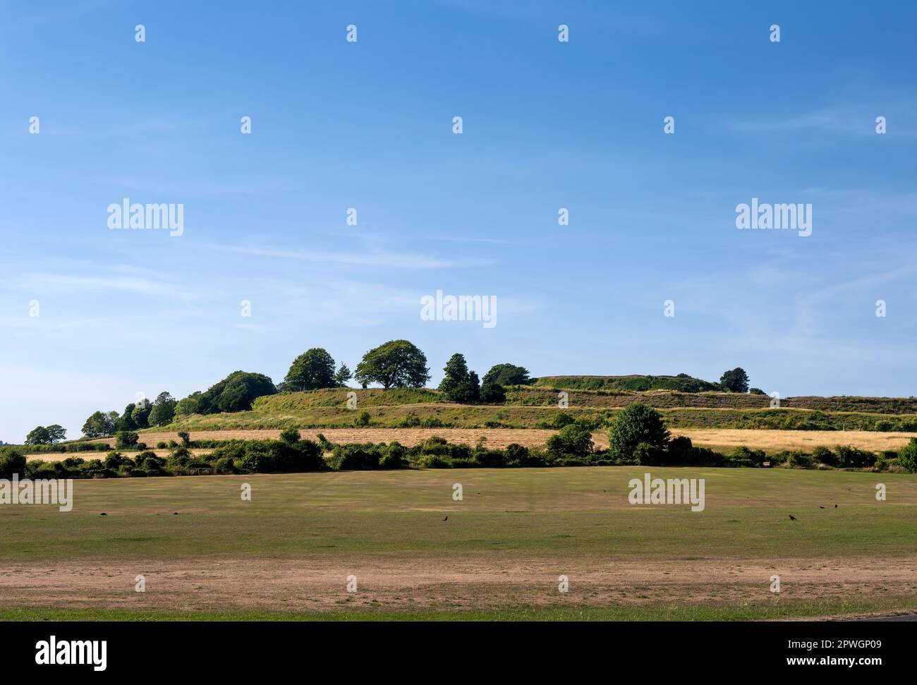 Blick auf den Old Sarum Hill, die Ruine der frühesten Siedlung von Salisbury, im Sommer, Wiltshire, England Stockfoto