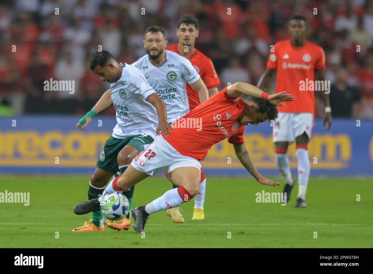 Porto Alegre, Brasilien, 30. April 2023. Mauricio of Internacional kämpft um den Besitz von Ze Ricardo von Goias während des Spiels zwischen Internacional und Goias für die brasilianische Serie A 2023 im Beira-Rio-Stadion in Porto Alegre am 30. April. Foto: Max Peixoto/DiaEsportivo/Alamy Live News Stockfoto