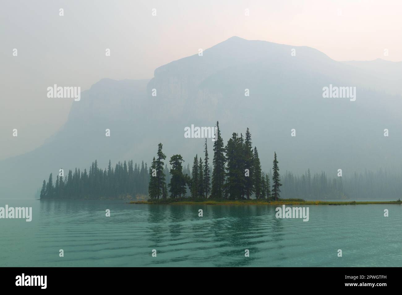 Spirit Island und Maligne Lake in Wildfire Rauch, Jasper Nationalpark, Kanada. Stockfoto