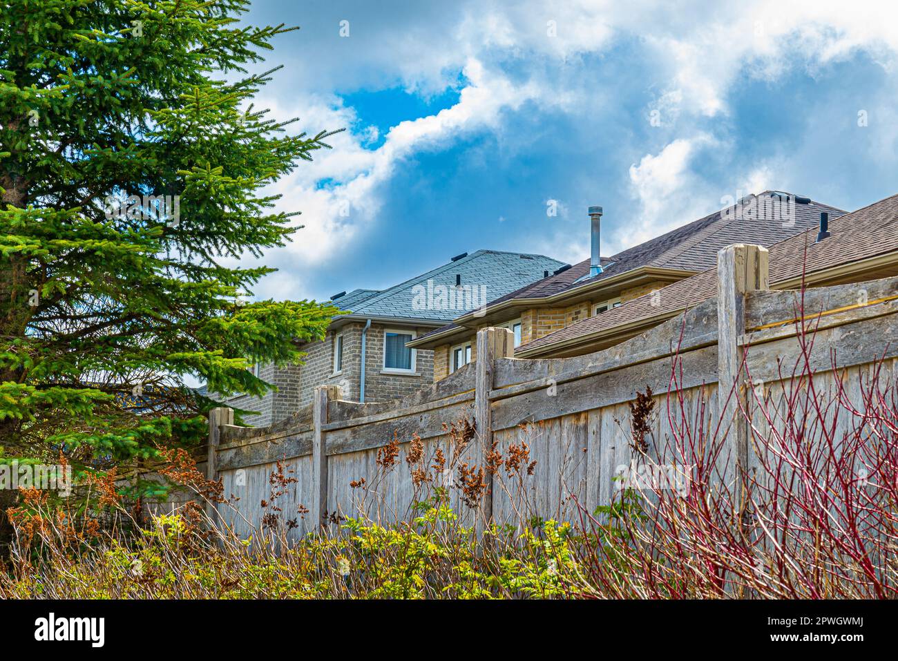 Kanadische Wohnsiedlungen sind in Leichtbauweise gebaut. Die Häuser sind oft mit einem Holzzaun eingezäunt. Stockfoto