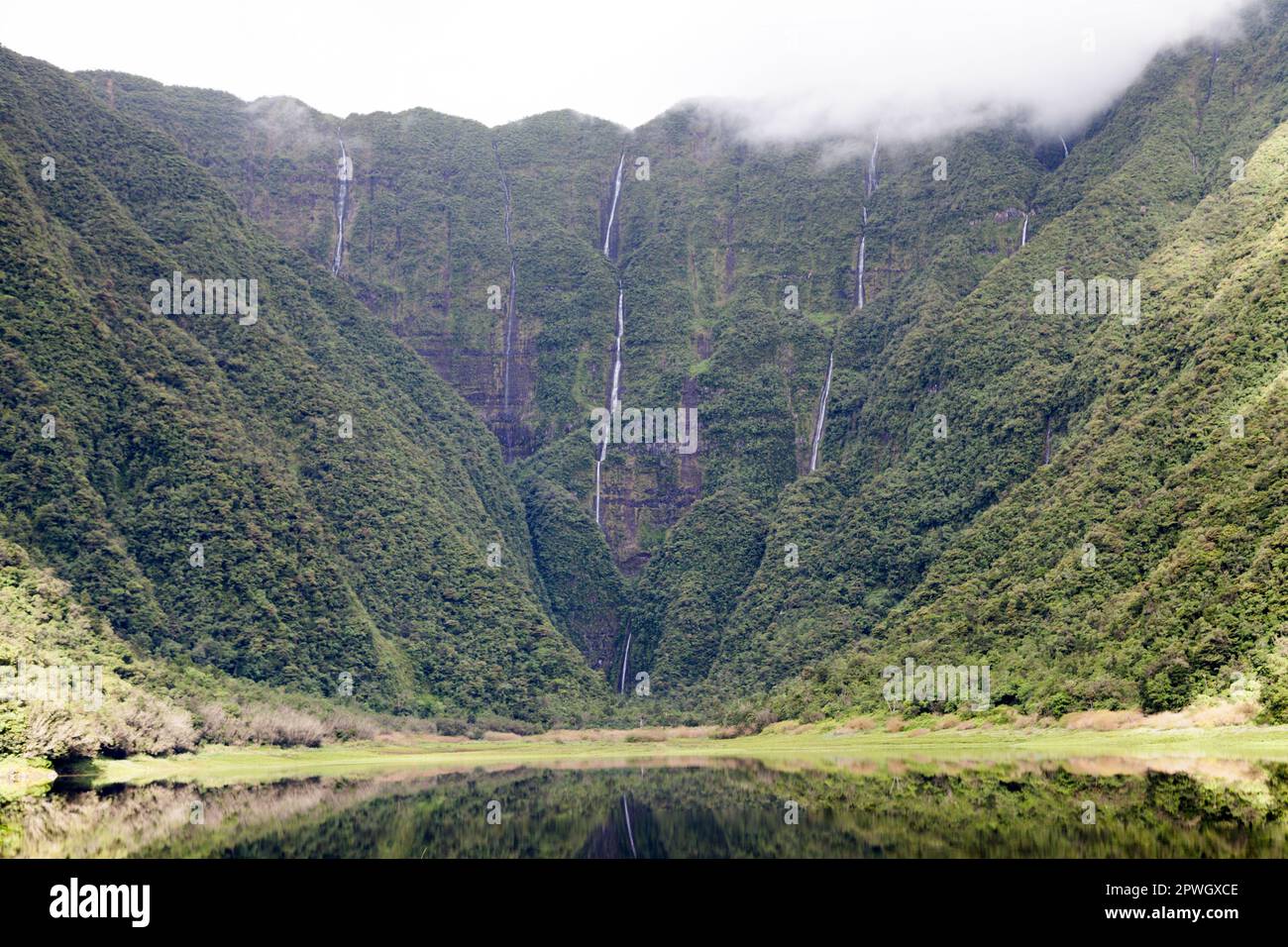 Der große Etang mit hinter dem Wasserfall, bekannt als Cascades du Bras d'Annette. Stockfoto