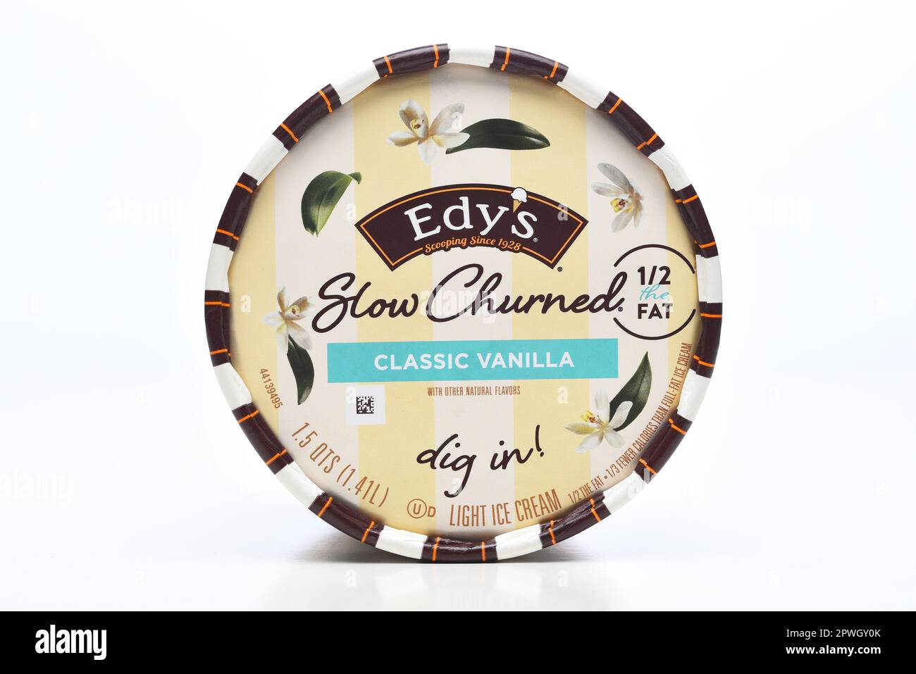 IRVINE, KALIFORNIEN - 29. April 2023: Verschluss des Deckels eines Kartons von Edys klassischer Vanilla-Eiscreme, langsam gequetscht, mit weniger Fett. Stockfoto