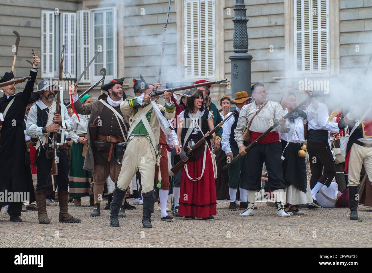 Madrid, Spanien. 30. April 2023. Charakteristische Enthusiasten nehmen an einer historischen Nachstellung des Aufstands der Bürger Madrids vom 2. Mai 1808 gegen die französischen Truppen Napoleons vor dem Königspalast von Madrid Teil. Kredit: Marcos del Mazo/Alamy Live News Stockfoto