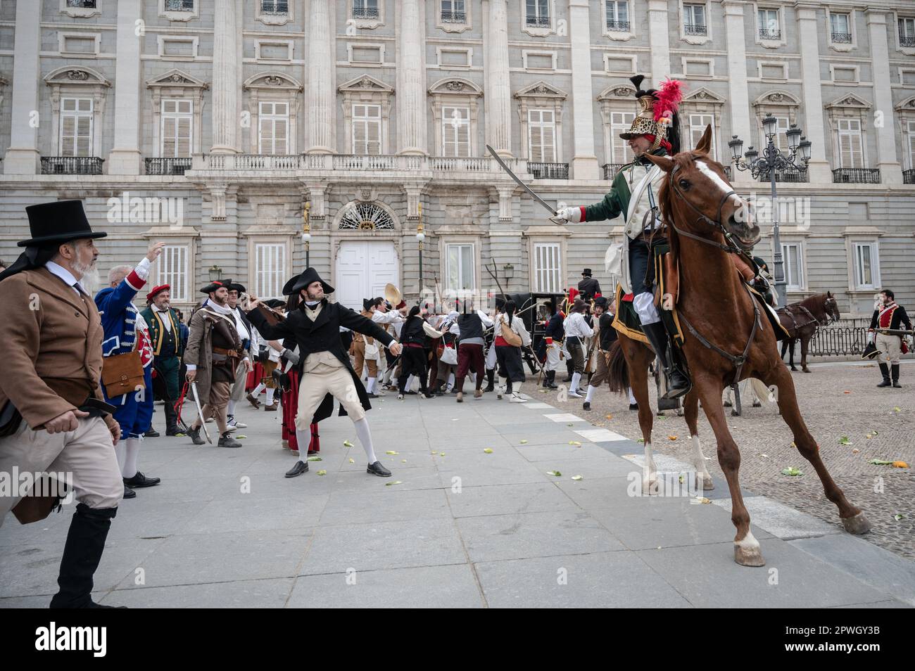 Madrid, Spanien. 30. April 2023. Charakteristische Enthusiasten nehmen an einer historischen Nachstellung des Aufstands der Bürger Madrids vom 2. Mai 1808 gegen die französischen Truppen Napoleons vor dem Königspalast von Madrid Teil. Kredit: Marcos del Mazo/Alamy Live News Stockfoto