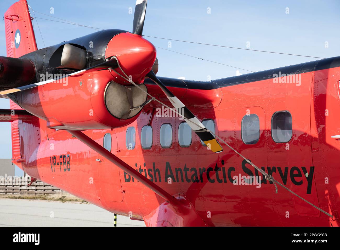 A British Antarctic Survey De Havilland Canada DHC-6 Twin Otter, VP-FBB, am Stanley Airport auf den Falklandinseln. Stockfoto