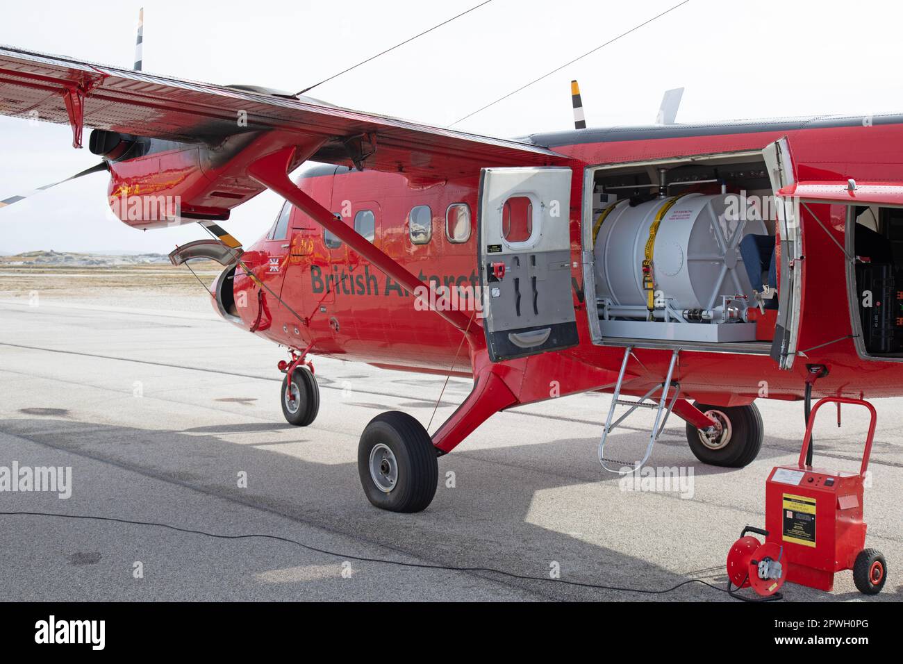 A British Antarctic Survey De Havilland Canada DHC-6 Twin Otter, VP-FBB, am Stanley Airport auf den Falklandinseln. Kraftstofftanks für große Entfernungen eingebaut. Stockfoto