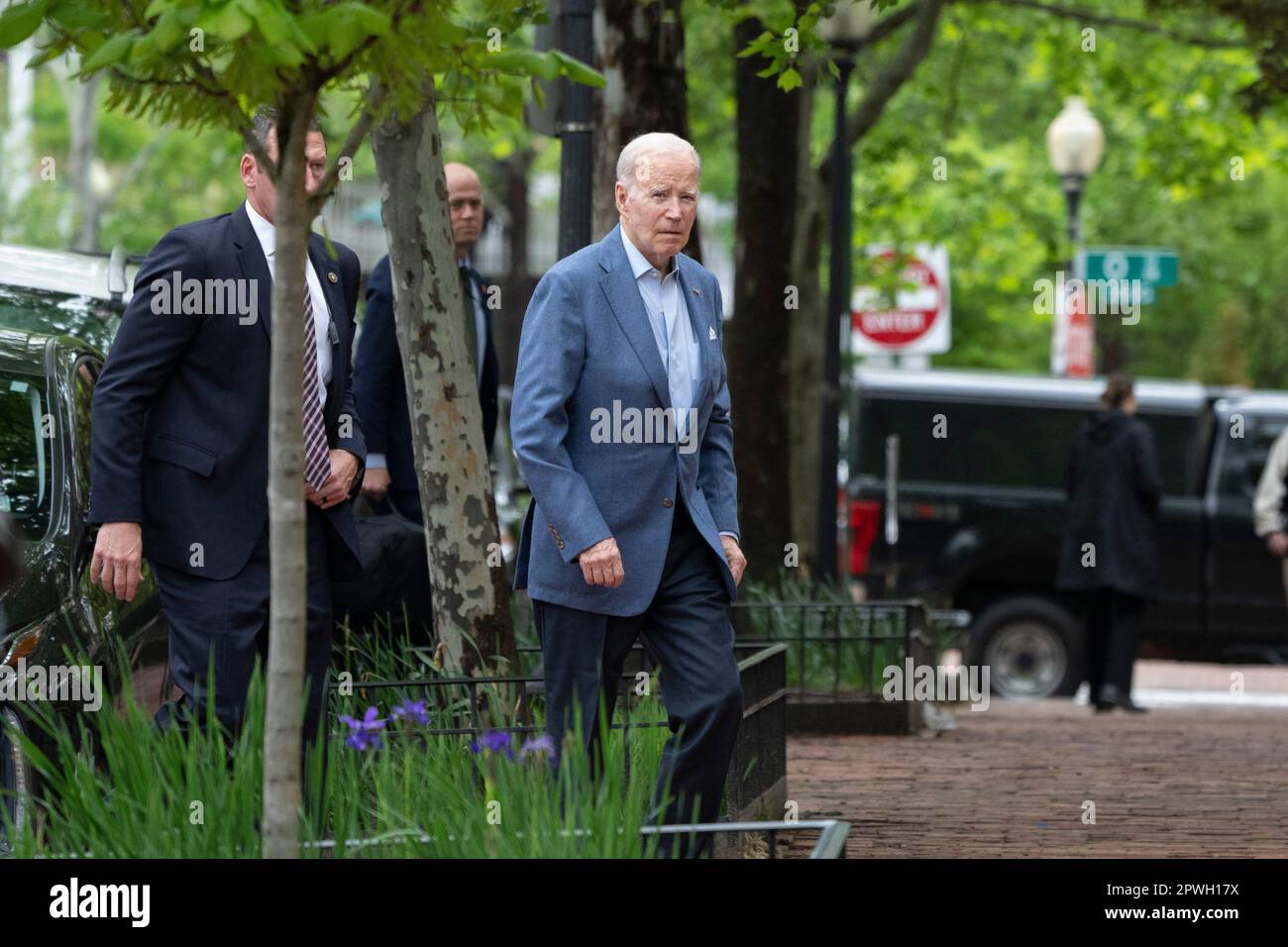 Washington, Usa. 30. April 2023. US-Präsident Joe Biden trifft am 30. April 2023 zur Messe in der katholischen Kirche der Heiligen Dreifaltigkeit in Washington ein. Kredit: Chris Kleponis/Pool über CNP Kredit: Abaca Press/Alamy Live News Stockfoto