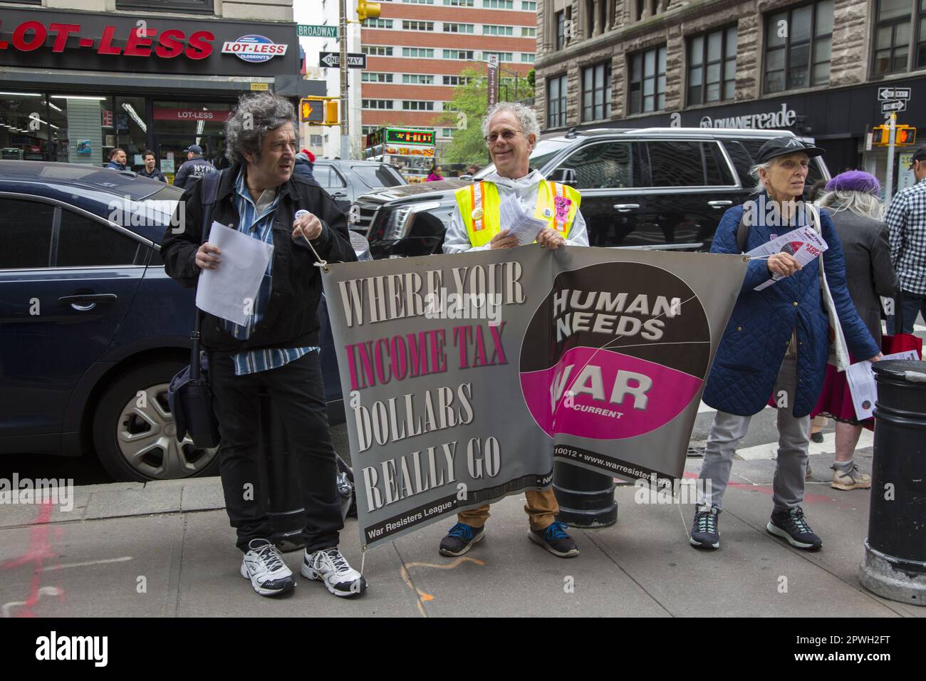 Anti-Kriegs-Aktivisten demonstrieren vor dem Federal Building am Broadway in Lower Manhattan am Tax Day, um keine Steuern für den Krieg zu sagen und der Öffentlichkeit zu zeigen, wie viel von ihrem hart verdienten Geld an das Militär geht und nicht für das öffentliche wohl. Stockfoto