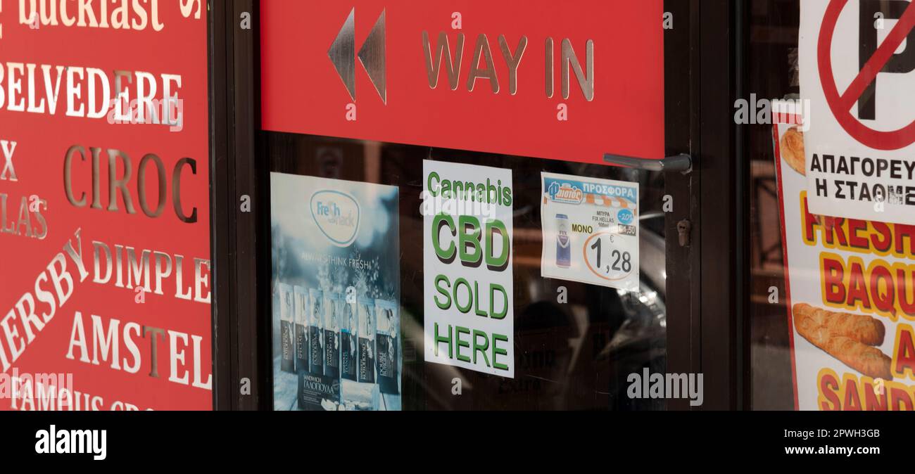 Malia, Kreta, Griechenland, EU. 2023. Cannabis-CBD, das hier verkauft wird, steht auf einem Schaufenster eines Supermarkts. Stockfoto