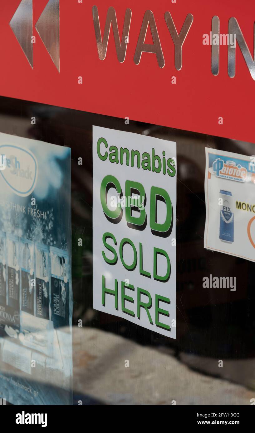 Malia, Kreta, Griechenland, EU. 2023. Cannabis-CBD, das hier verkauft wird, steht auf einem Schaufenster eines Supermarkts. Stockfoto