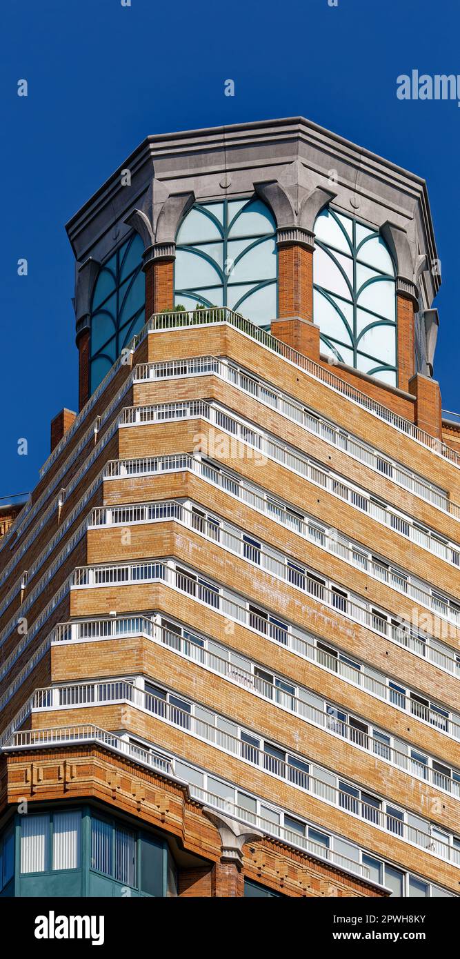 Die kaskadierenden Stufenbalkone des Alexandria, 201 West 72. Street in Manhattans Upper West Side, sind mit einem Wassertank mit ägyptischem Motiv versehen. Stockfoto