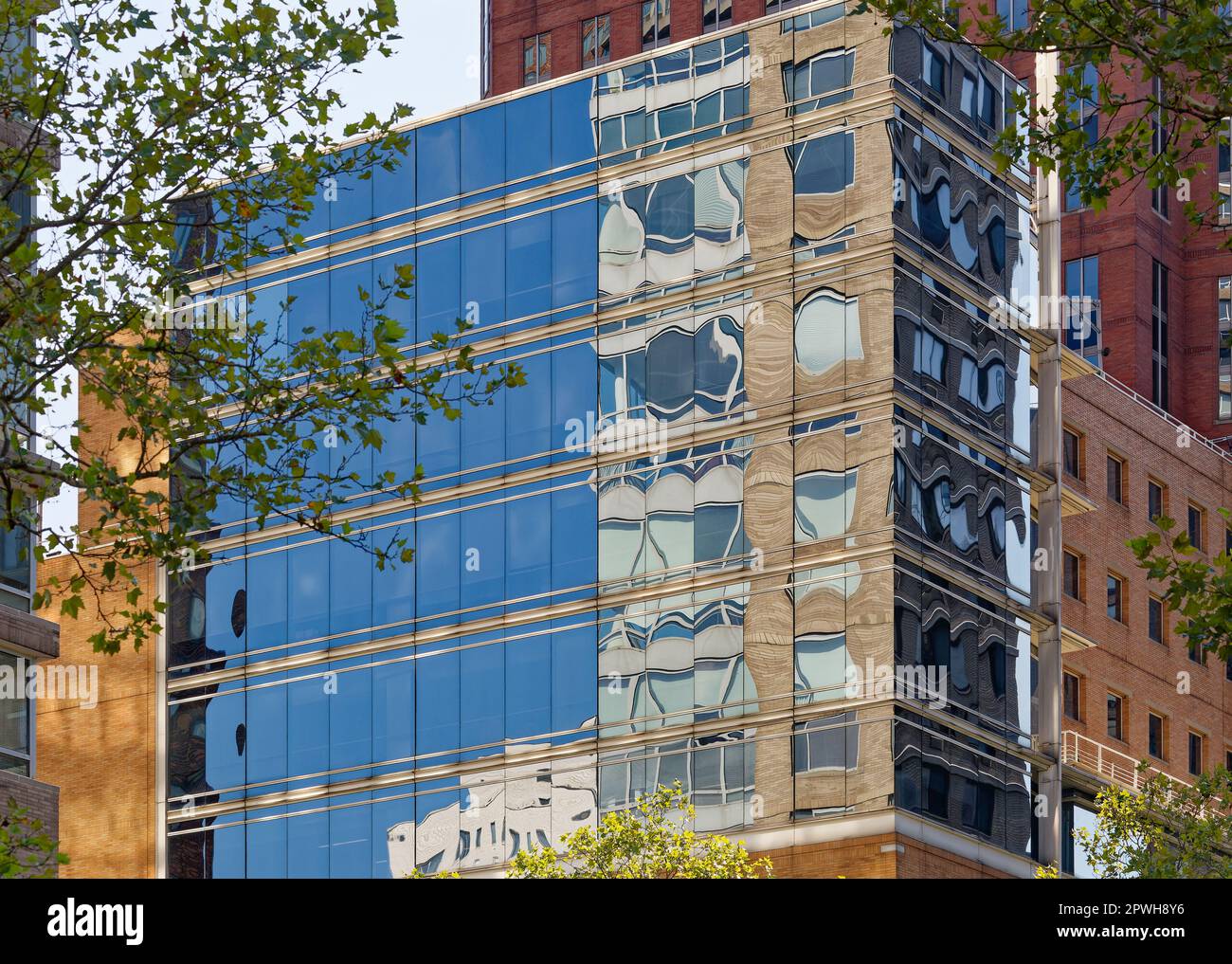 Die Spiegelglasvorhänge an der Spitze der Columbus Avenue 147 spiegeln Gebäude westlich der Columbus Avenue am Lincoln Square in Manhattan wider. Stockfoto