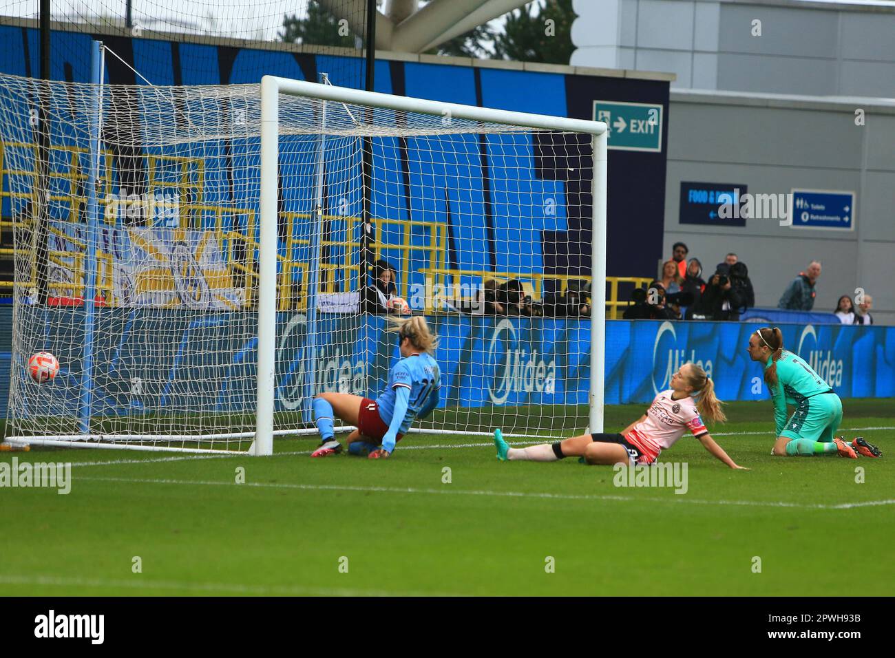 Manchester, Großbritannien. 30. April 2023. Manchester Academy, Manchester, 30. April 2023: Lauren Hemp (11 Manchester City) tippt während des WSL-Spiels zwischen Manchester City und Reading im Academy Stadium, Manchester, England, in die Nummer 3. (MHodsman/SPP) Kredit: SPP Sport Press Photo. Alamy Live News Stockfoto