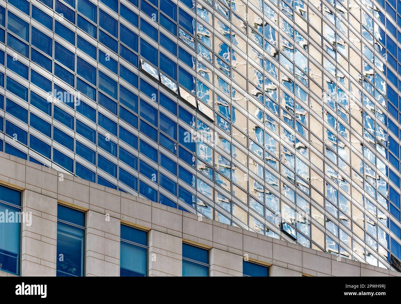 Das Louis Stein Center for Law and Ethics der Fordham University und die McKeon Hall fusionieren in der 150 West 62. Street, gegenüber vom Lincoln Center. Stockfoto