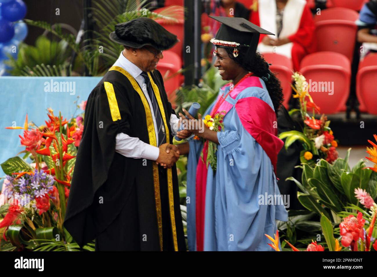 Eine weibliche Absolventin, die ihr Diplom von der UPNG Vizekanzlerin erhält Stockfoto