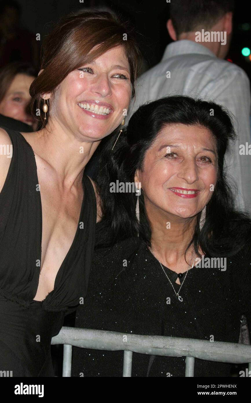 Catherine Keener und Mutter Evelyn Keener nehmen am 27. September 2005 an der Alice Tully Hall im Lincoln Center in New York City am New York Film Festival Premiere von „Capote“ Teil. Foto: Henry McGee/MediaPunch Stockfoto