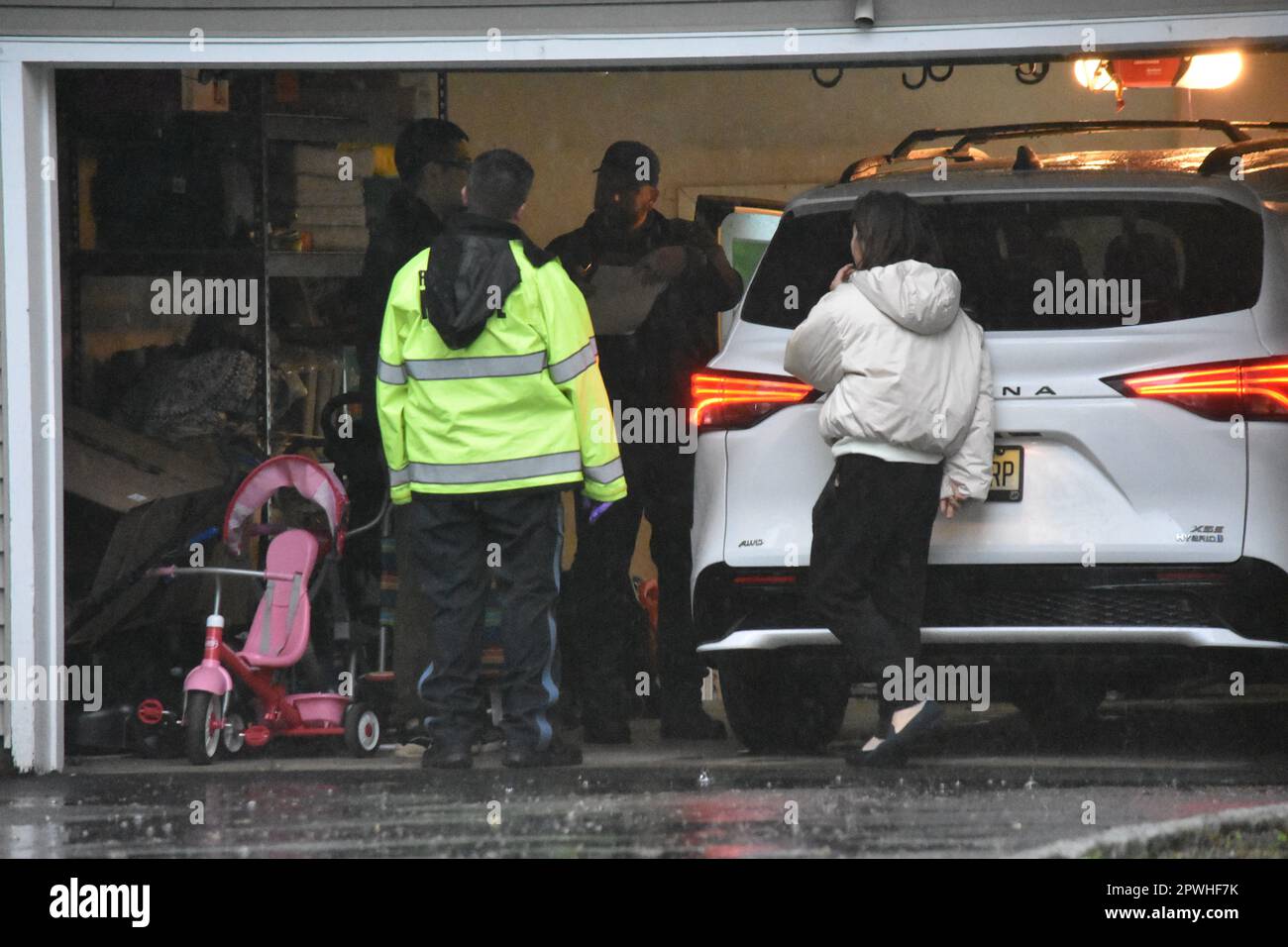 Ridgewood, Usa. 30. April 2023. Die Ermittler kommunizieren mit den Bewohnern in ihren Ermittlungen. Die Polizei war vor Ort und untersuchte einen Überfall in der 40 Maltbie Avenue in Ridgewood, New Jersey, Sonntagabend nach 6:30 UHR Östliche Zeit. Die Polizei konnte am Tatort gesehen werden, wie sie Beweise sammelte, mehrere Polizeieinheiten wurden am Tatort außerhalb der Residenz geparkt. Kredit: SOPA Images Limited/Alamy Live News Stockfoto