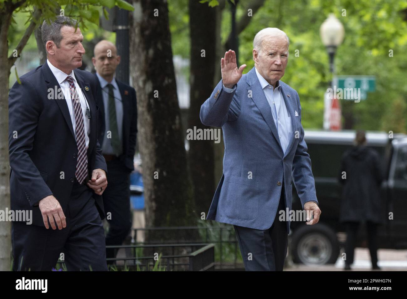 Washington, Usa. 30. April 2023. US-Präsident Joe Biden kommt am Sonntag, den 30. April 2023, zur Messe in der katholischen Kirche der Heiligen Dreifaltigkeit in Washington, D.C. Foto: Chris Kleponis/UPI Credit: UPI/Alamy Live News Stockfoto