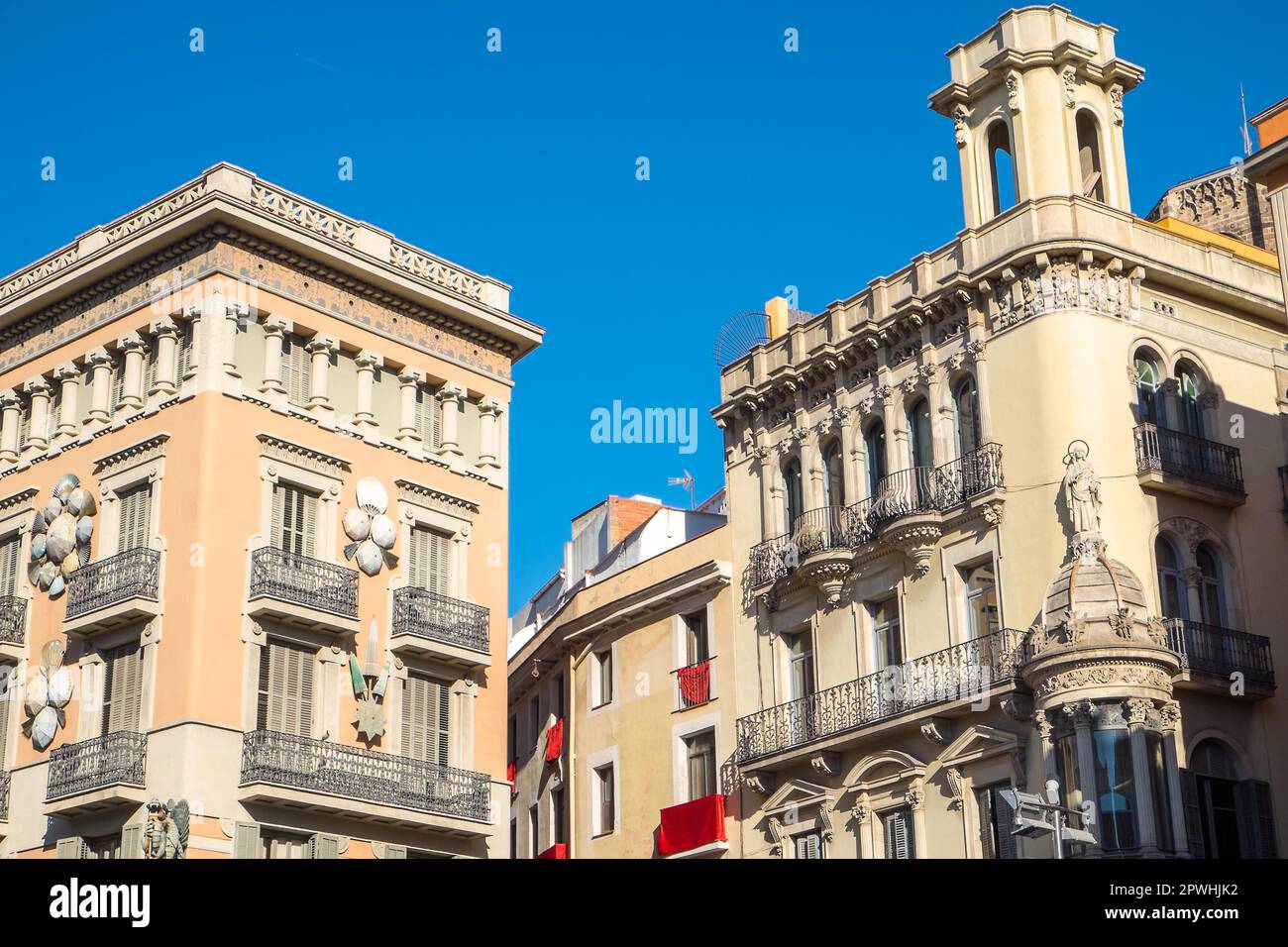 Gebäude auf der Rambla in Barcelona, Spanien Stockfoto