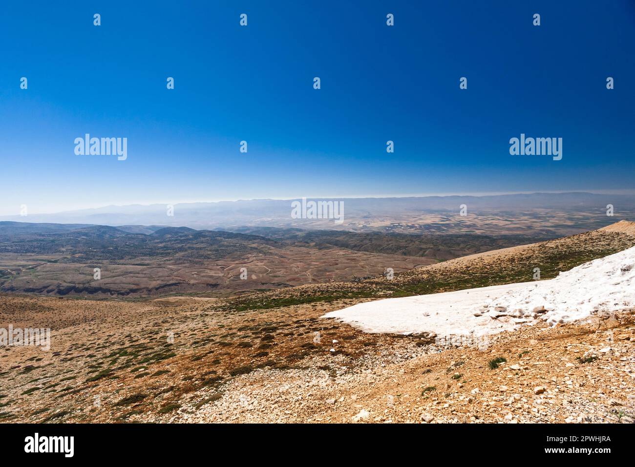 Bekaa Valley (Beqaa) und Anti-Libanon Mountains, aus Libanon Mountains (Ariz-Baalbek Road), Baalbek-Hermel Governorate, Libanon, naher Osten, Asien Stockfoto
