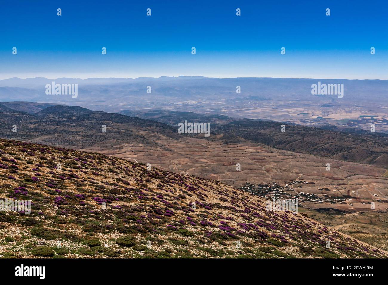 Bekaa Valley (Beqaa) und Anti-Libanon Mountains, aus Libanon Mountains (Ariz-Baalbek Road), Baalbek-Hermel Governorate, Libanon, naher Osten, Asien Stockfoto