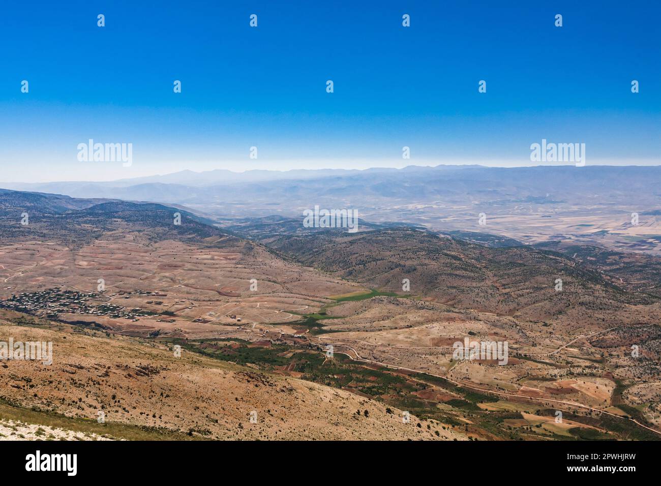 Bekaa Valley (Beqaa) und Anti-Libanon Mountains, aus Libanon Mountains (Ariz-Baalbek Road), Baalbek-Hermel Governorate, Libanon, naher Osten, Asien Stockfoto