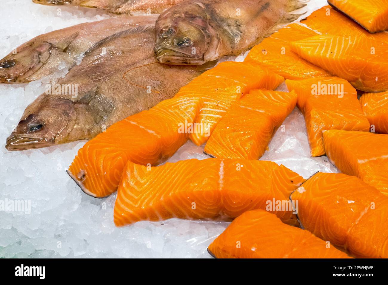 Lachs und Scholle in der Boqueria in Barcelona Stockfoto