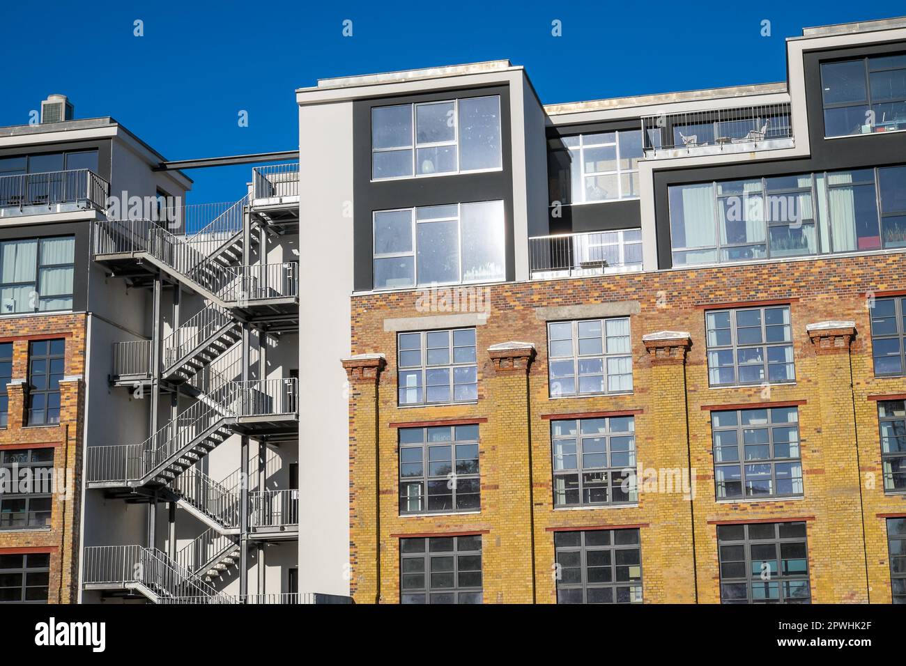 Restauriertes Industriegebäude mit Wohnungen in Berlin Stockfoto