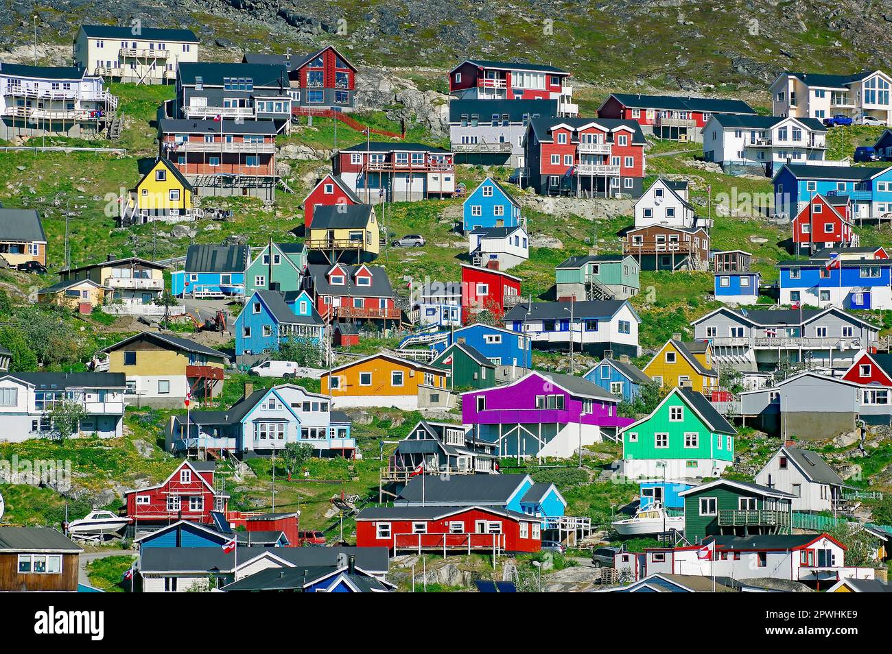 Häuser in verschiedenen Farben auf einem Berg, Qaqortoq, Kujalleq Municipality, Grönland, Dänemark Stockfoto